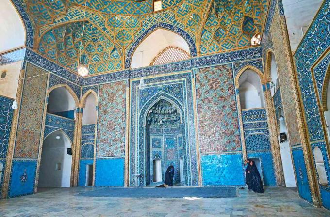 Oslňující islámské vzorce v Jamehově mešitě ze 14. století s výhledem na unikátní fajánsový mihrab, Yazd, Írán.