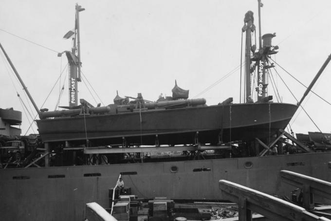 PT-109 spočívající na palubě nákladní lodi.
