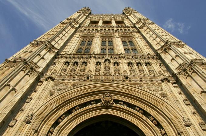 Vzhlédl k vysoké viktoriánské gotické Victoria Tower (1860) v Londýně, budovy parlamentu