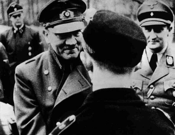 Na své poslední oficiální fotografii Adolf Hitler opouští bezpečnost svého bunkru a uděluje členům Hitler Youth Youth vyznamenání.