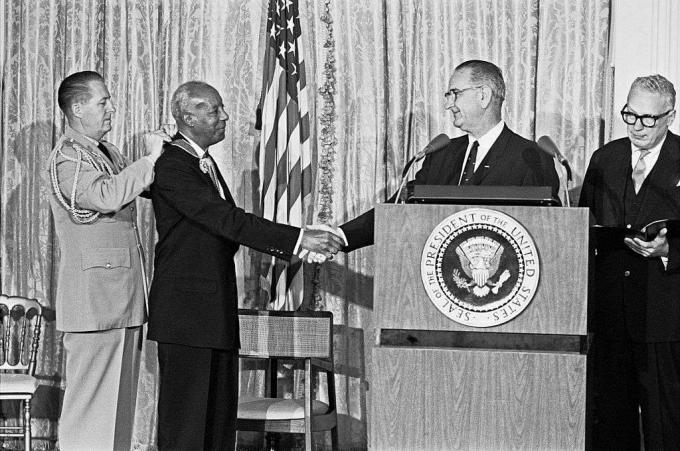 Johnson předává A. prezidentskou medaili svobody A. Philip Randolph