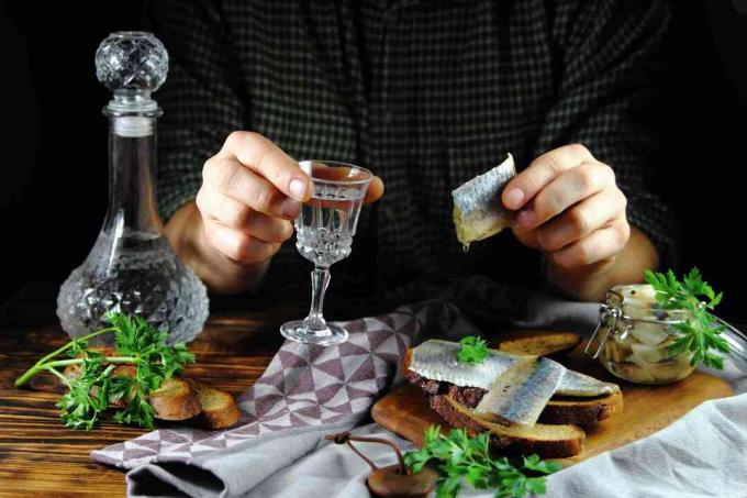 Ruské jídlo nakládaného sledě a vodky