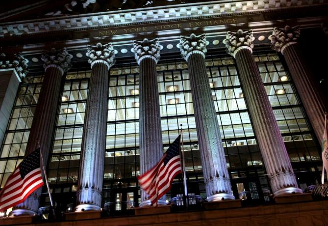 Noční pohled na fasádu ze skleněné opony na New York Stock Exchange (NYSE), navržený George B. Pošta