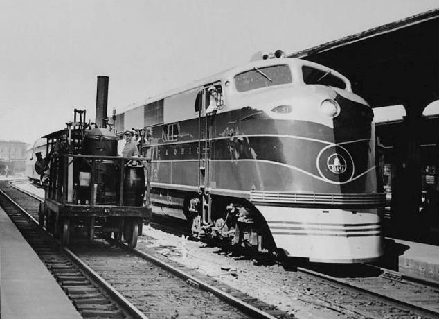 Fotografie dieselové lokomotivy společnosti Baltimore & Ohio EMD EA pro Capitol Limited a repliky železnice jejich známého raného parního stroje, Tom Thumb.