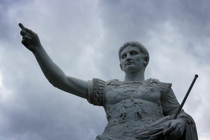 Socha Julia Caesara proti bouřlivé obloze.