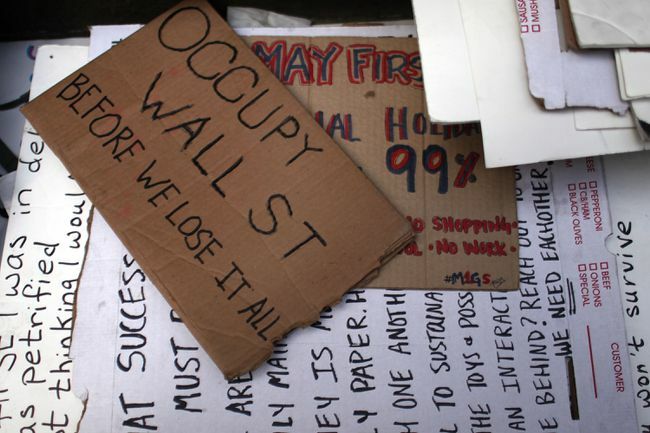 Hromada protestních nápisů Occupy Wall Street