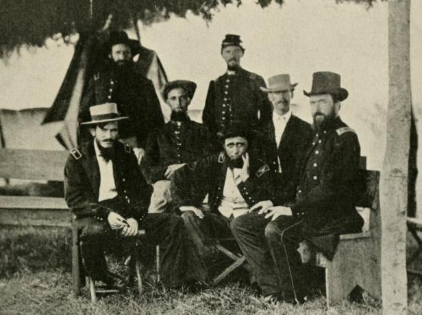 Benjamin H. Grierson seděl v modré uniformě armády Unie obklopené důstojníky jeho štábu.