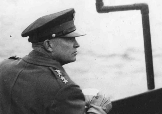Generál Dwight D Eisenhower (1890 - 1969), nejvyšší velitel spojeneckých sil, sleduje Spojenecké vyloďovací operace z paluby válečné lodi v kanálu La Manche během druhé světové války, červen 1944. Eisenhower byl později zvolen 34. prezidentem Spojených států