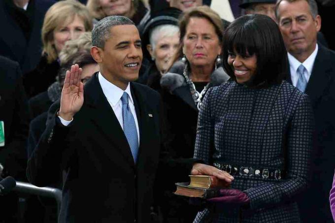 Barack Obama s rukou na bibles přísahal vedle své manželky na druhé funkční období.