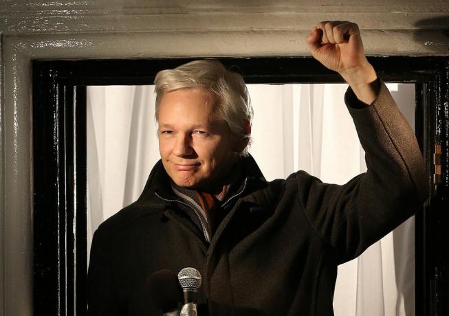 Zakladatel Wikileaks Julian Assange hovoří z ekvádorské ambasády 20. prosince 2012 v Londýně v Anglii.