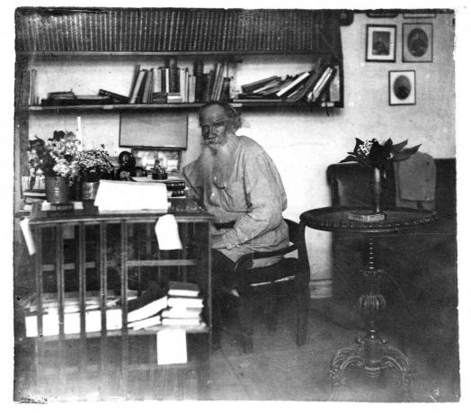 Tolstoy u svého psacího stolu