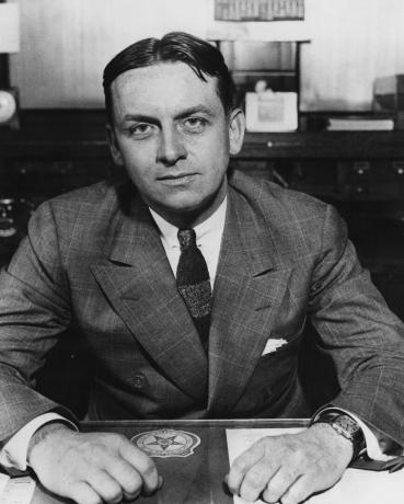 Agent FBI Eliot Ness, sedící u stolu, 1930.