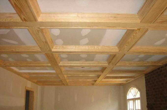 Nedokončený křížový a trámový strop vytvářející pokladny