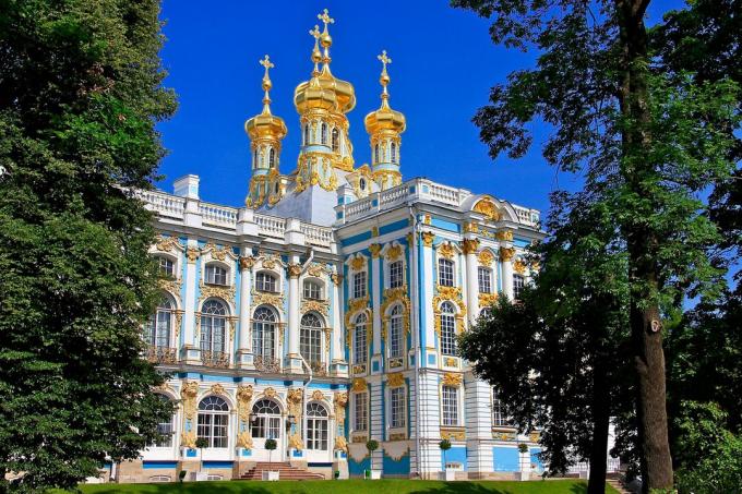 ozdobený exteriér paláce se zlatými věžemi a modrou, bílou a zlatou fasádou