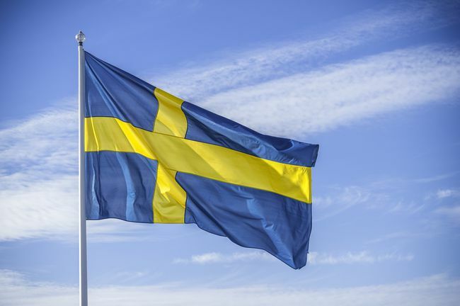 Švédská národní vlajka na slunci