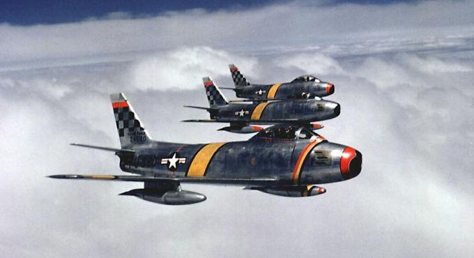 Tři stíhačky Sabre F-86 létající ve formaci.