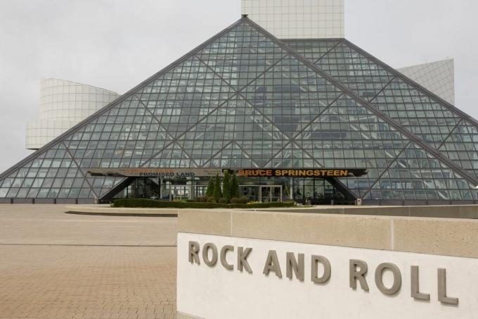 skleněná pyramida se znaménkem v popředí: ROCK AND ROLL