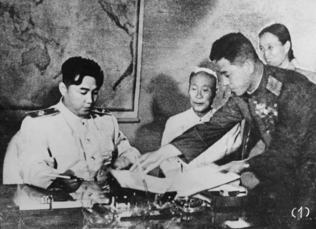 Severokorejský vůdce Kim Il-Sung podepisuje korejskou dohodu o příměří v Pchjongjangu v Severní Koreji v roce 1953