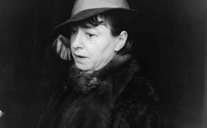 Portrét Dorothy Parker v klobouku a kožichu