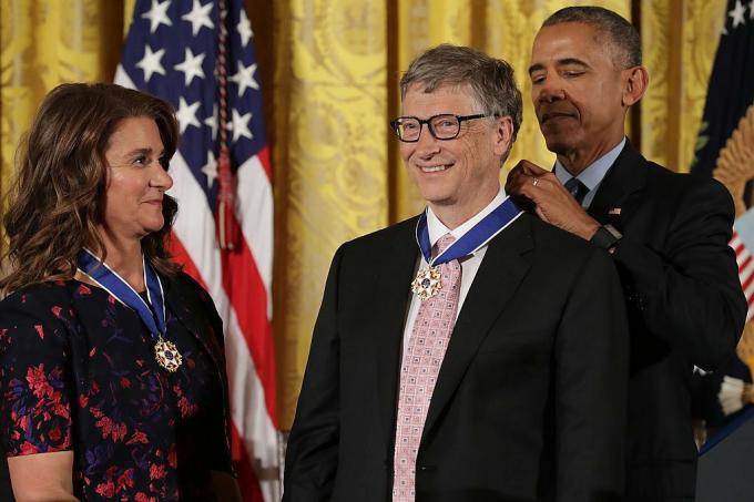 Americký prezident Barack Obama (R) uděluje prezidentskou medaili za svobodu zakladateli Microsoftu Bill Gates (C) a jeho manželce Melinda Gates (L)