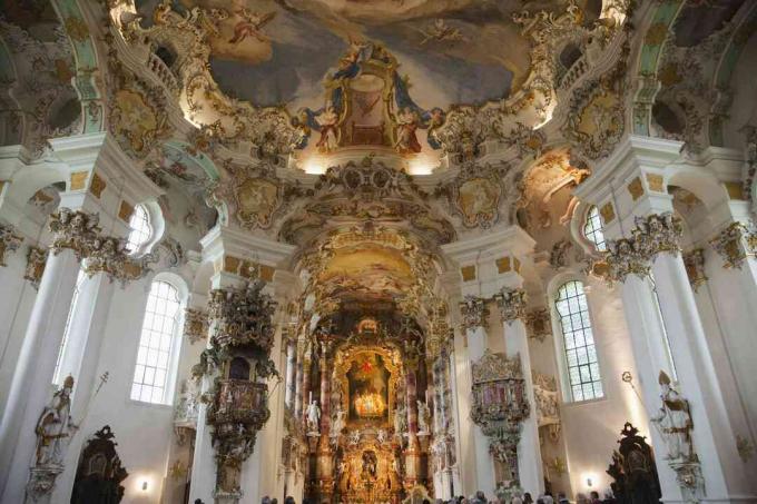 Rokokový interiér jednoduchého bavorského venkovského kostela, Wieskirche