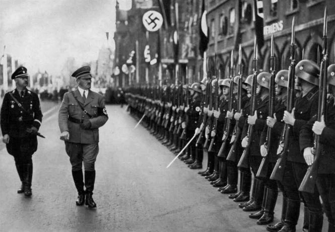 fotografie Heinricha Himmlera a Adolfa Hitlera