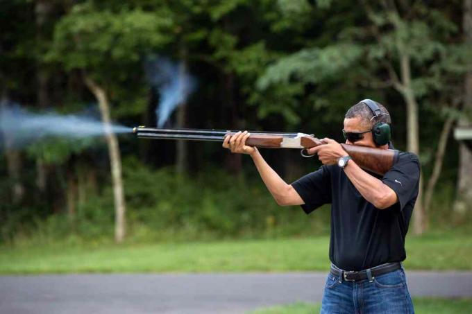fotografie prezidenta Baracka Obamy střílející brokovnici v Camp David