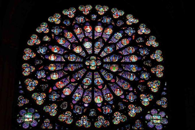 Velké okno z barevného skla v Notre Dame de Paris