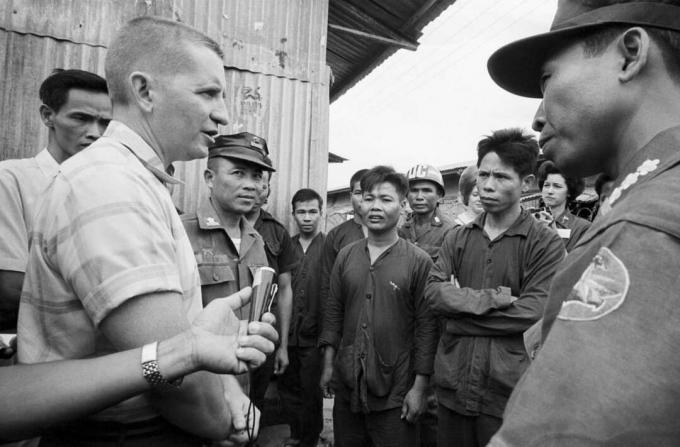 ross perot navštěvující severní vietnamské válečné zajatce