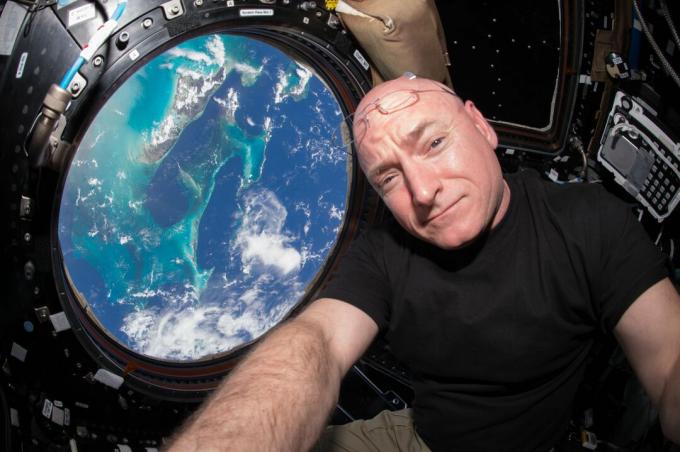Scott Kelly v selfie v kopuli ISS.