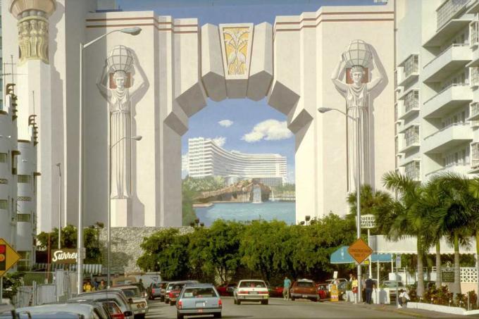 Trompe l'oeil nástěnná malba egyptského oblouku na budově v Miami na Floridě