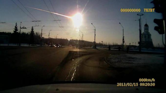 Čeljabinský meteor, jak je patrné z dash cam.