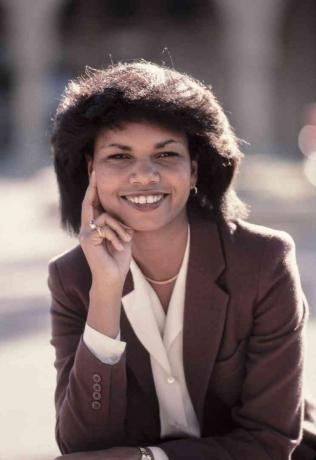 Profesorka Condoleezza Riceová ze Stanfordské univerzity představuje portrét v listopadu 1985