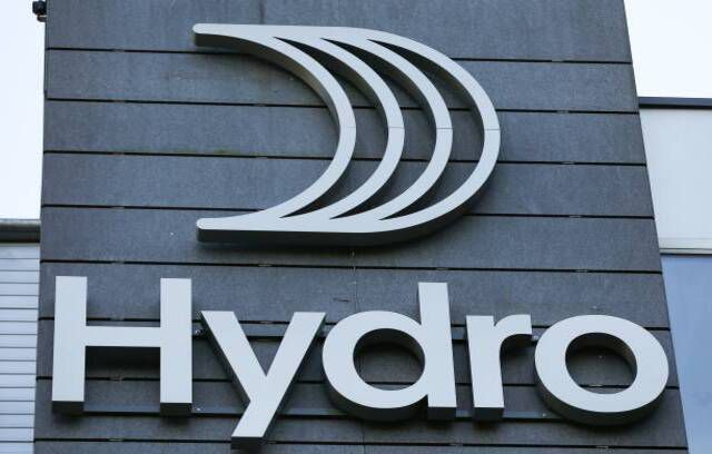 Nové logo norské hliníkové skupiny Norsk Hydro lze vidět v jejich sídle v Lysakeru mimo norské Oslo