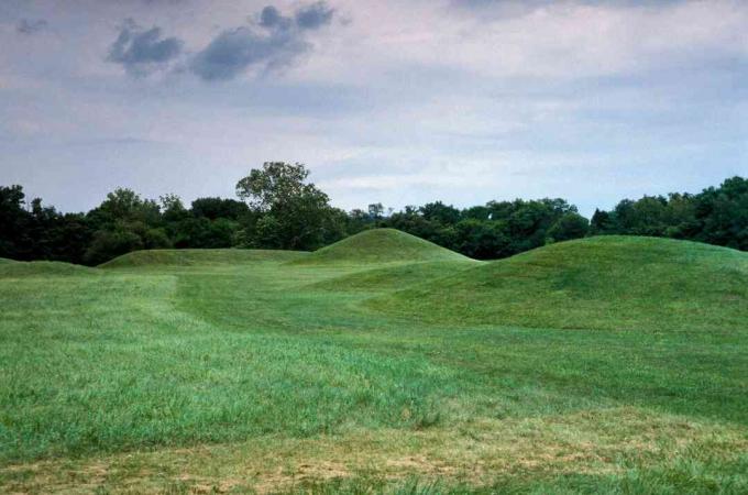 Pohled na město mohyla v národním historickém parku Hopewell Culture, poblíž dnešního města Chillicothe Ohio