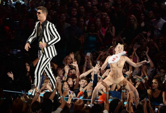 Robin Thicke a Miley Cyrus vystoupí během cen MTV Video Music Awards 2013 v Barclays Center 25. srpna 2013 v Brooklynské čtvrti v New Yorku.