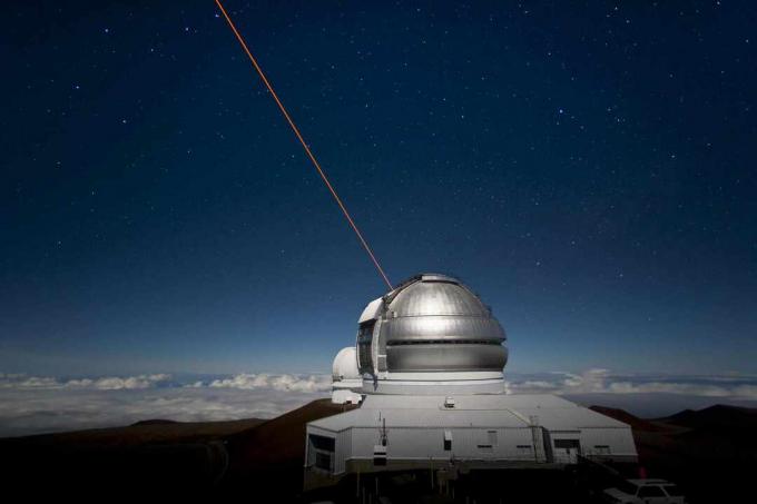 Observatoř Gemini North s operačním systémem laserových vodicích hvězd.