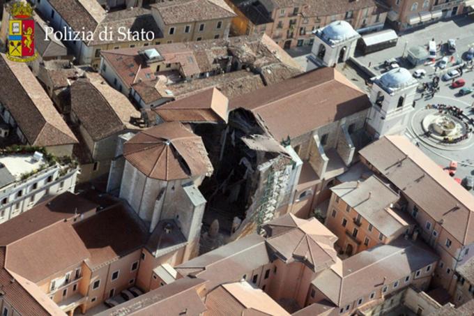 Poškození katedrály Duomo v San Massimo v italském L'Aquile po zemětřesení 6,3 v roce 2009