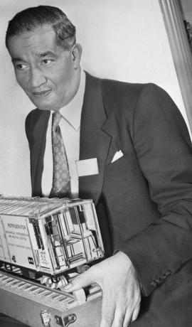 Frederick McKinley Jones drží model vlaku