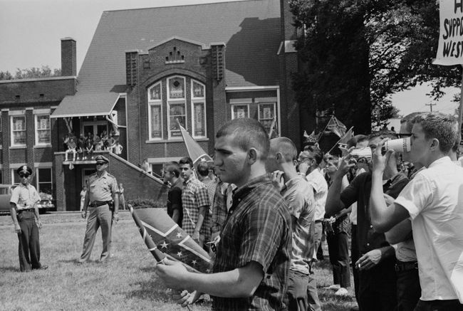 Dav studentů na Woodlawn High School v Birminghamu, Alabama, vyvěšující konfederační vlajku v opozici proti zahájení Birminghamské kampaně, květen 1963