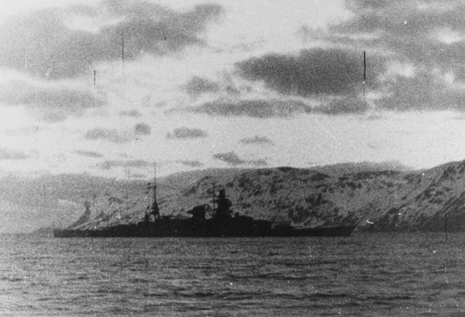 Boční pohled na Scharnhorst ukotven v fjordu.