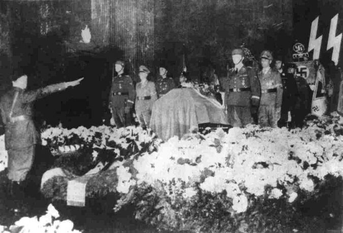 fotografie Hitera na pohřbu Reinharda Heydricha