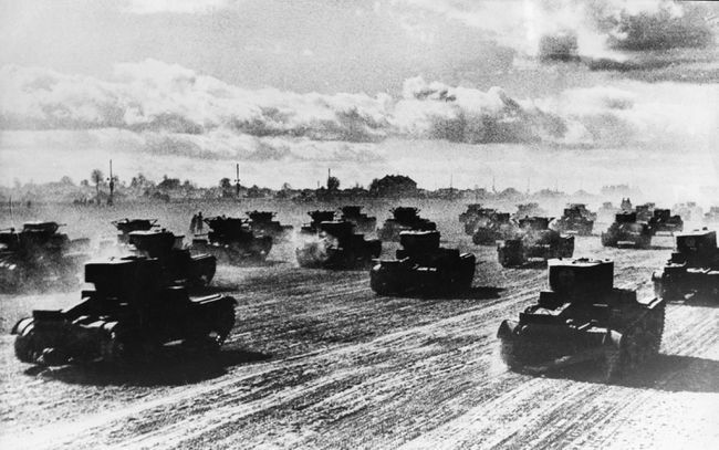 Ruské tanky spěchající na frontu, červen 1941.
