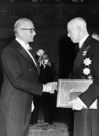 Král Gustav V. při slavnostním předávání Nobelovy ceny