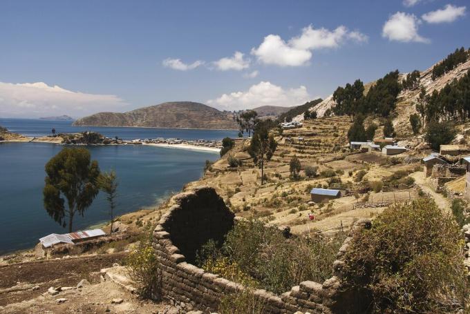 Vesnice Cha'llapampa a zemědělské terasy u jezera Titicaca.