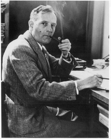 Edwin P. HST, astronom, který použil 100 palcový dalekohled Mount Wilson k pozorování vzdálených galaxií. Jeho práce vedla k objevu rozšiřujícího se vesmíru.