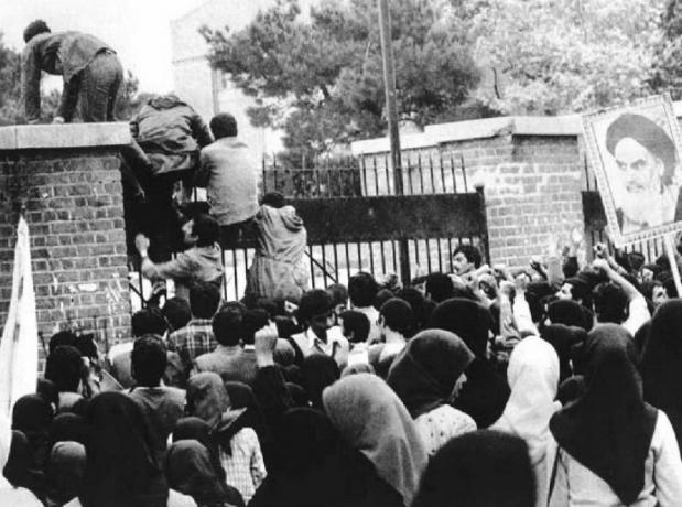 Raninan studenti napadají ambasádu USA v Teheránu, 4. listopadu 1979