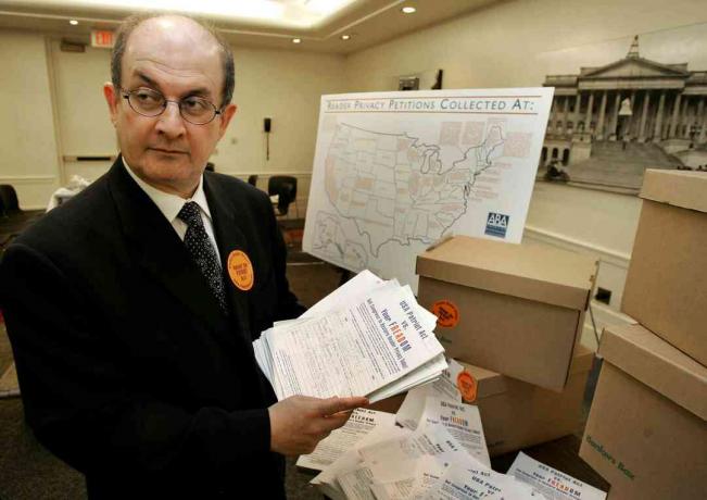 Autor Salman Rushdie doručuje petice Patriot Act