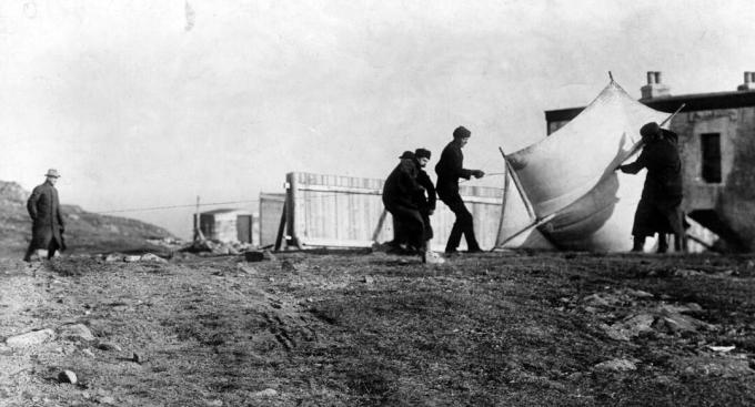 Guglielmo Marconi sledoval spolupracovníky zvyšující draka používaného ke zvedání antény v St. John's, Newfoundland, prosinec 1901