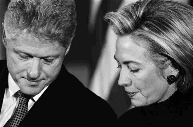 Bill a Hillary Clintonová na začátku Clintonova obžaloby
